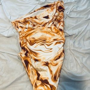 One shoulder (reversible).